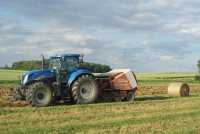 New Holland T7030 AutoCommand + Welger RP 200 West Mac