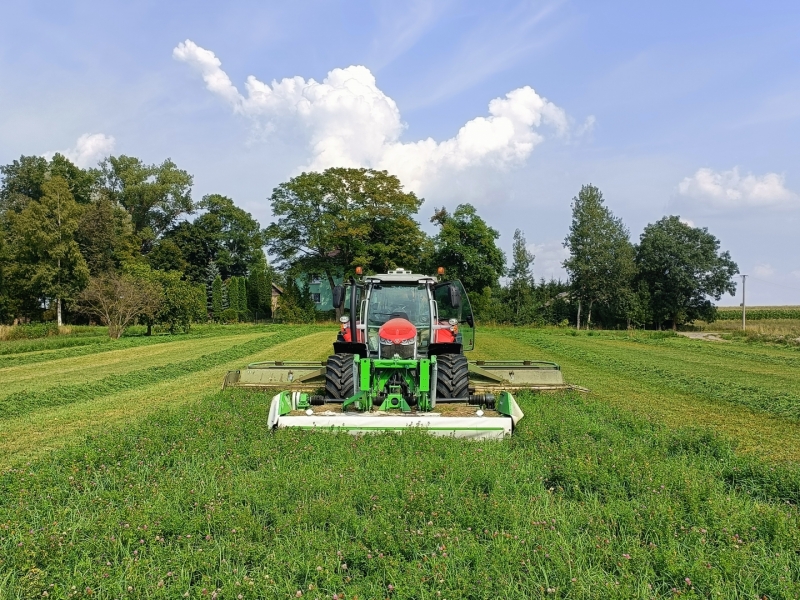 Massey Ferguson 7s.210 z Kosiarkami