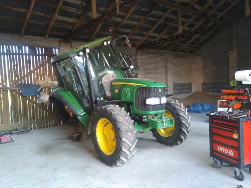 John Deere 6220