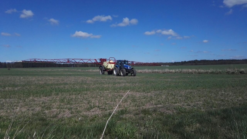 New Holland T6030 i Hardi Navigator 6000