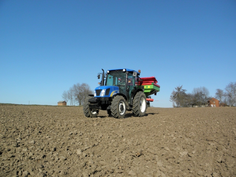 New Holland T4020 i Unia Group MXL 1200