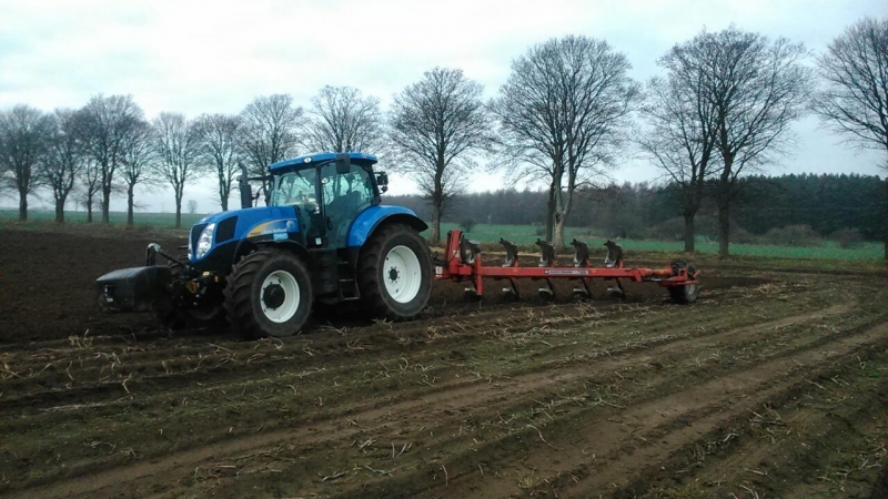 New Holland T6080 i MF 725