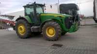 John Deere 8230