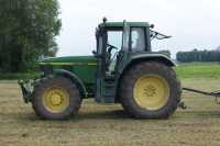 John Deere 6910