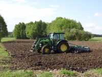 John Deere 5080R + brona talerzowa