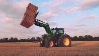 John Deere  6215R