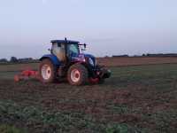 New Holland T7.210AC + Akpil Humero 2,5m