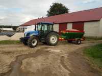 New Holland T4020. z rozsiewaczem