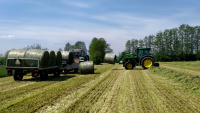 Załadunek bali. John Deere 5080R & Fendt Favorit 611LSA