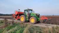 John Deere 6195M  i Kuhn Sitera 3030