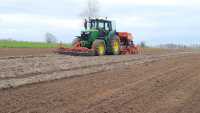 John Deere 6195M i Kuhn Sitera 3030