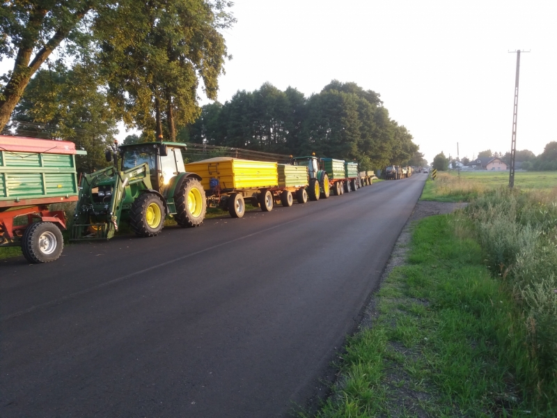 John Deere 5080R i 6630 z przyczepami