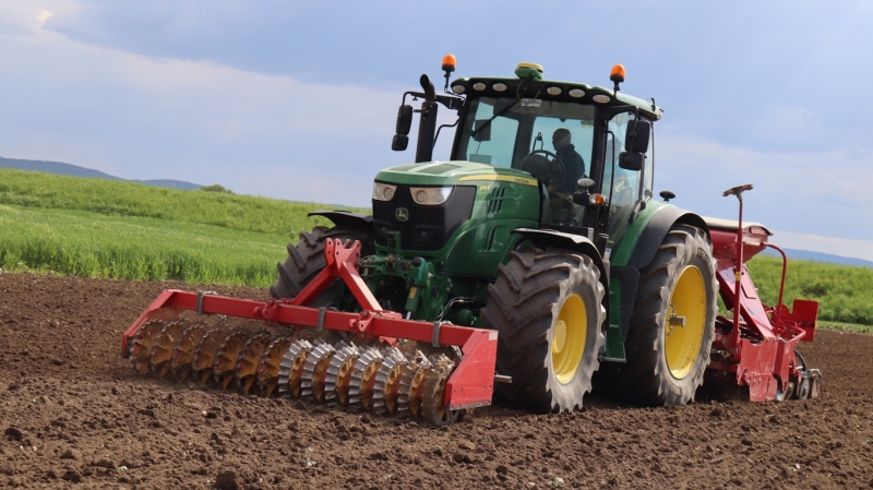 John Deere 6145 R & Horsch Express 3 TD.