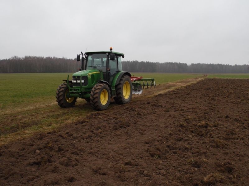 John Deere 5080R + brona talerzowa