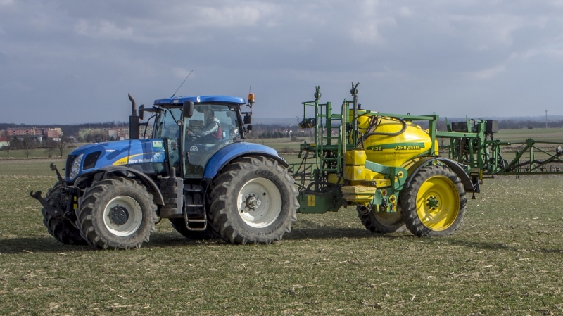 New Holland T7030AC + John Deere 832