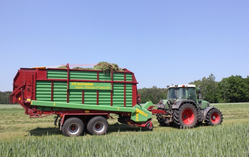 Fendt 414 Vario + Strautmann Super Vitesse 3101 DO