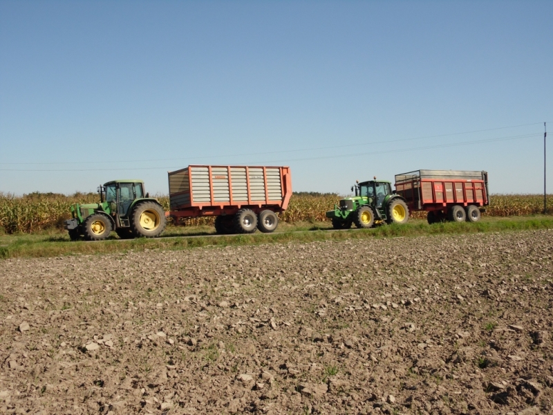 John Deere 6400 i 6630 z przyczepami