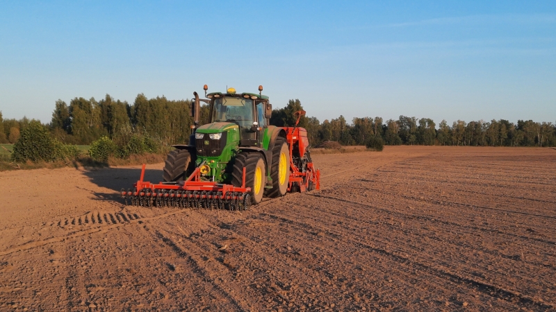 John Deere 6195M i Kuhn Sitera 3030