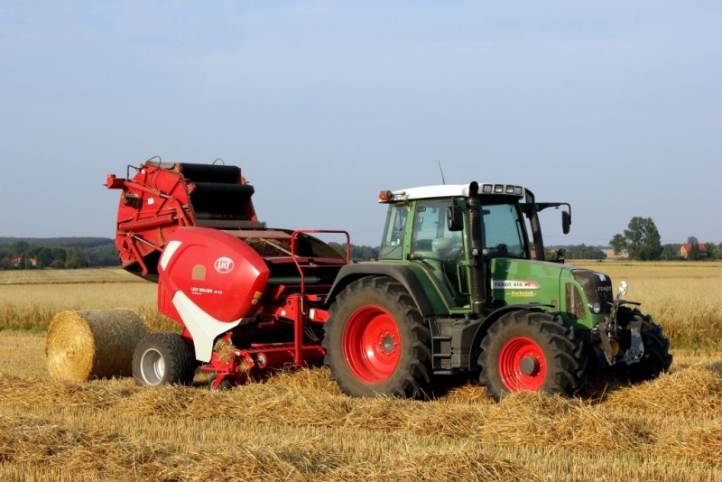 Fendt 414 Vario TMS + Lely Welger RP 445 XC 17