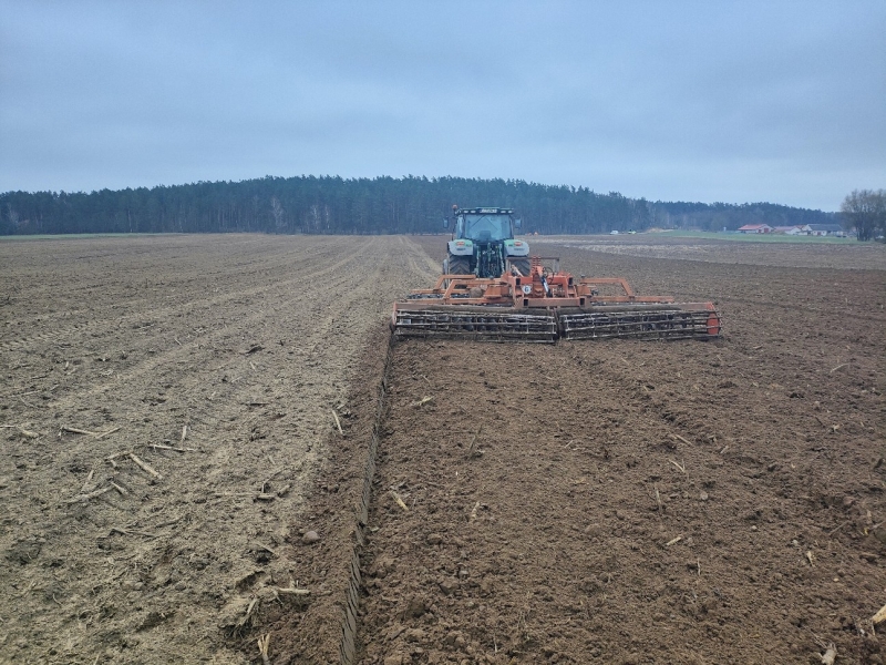 JD 6140R & kuhn