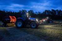 New Holland T7030AC + New Holland BR740