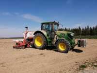 John Deere 6110M z Kuhn Maxima 2ts